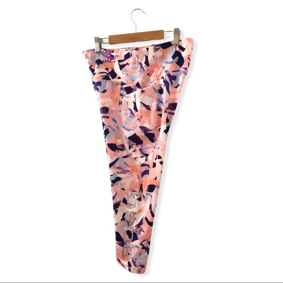 ππ½ββοΈbebe sport | Pink Floral Print Athletic Pocket Capri Pants - Picture 4 of 15